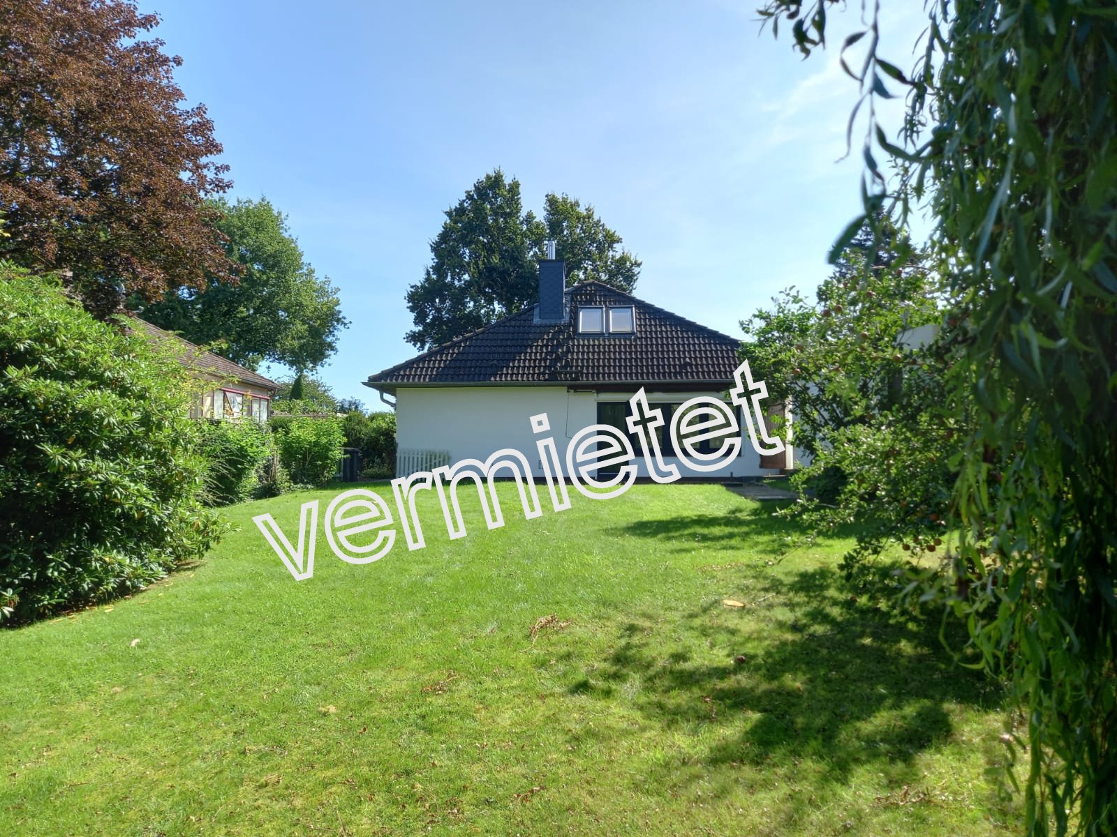 Saniertes Bungalow-Juwel mit moderner Ausstattung und großem Garten